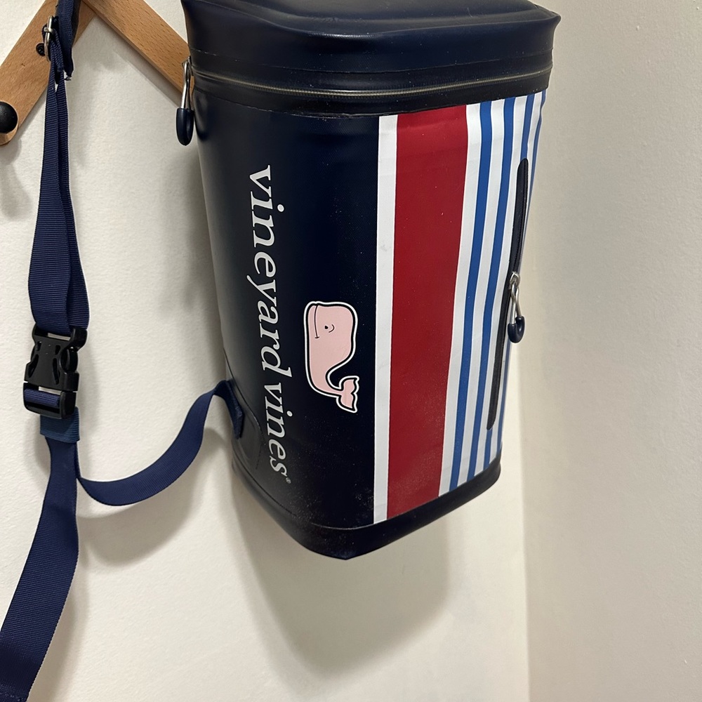 Vineyard vines 11 can cooler